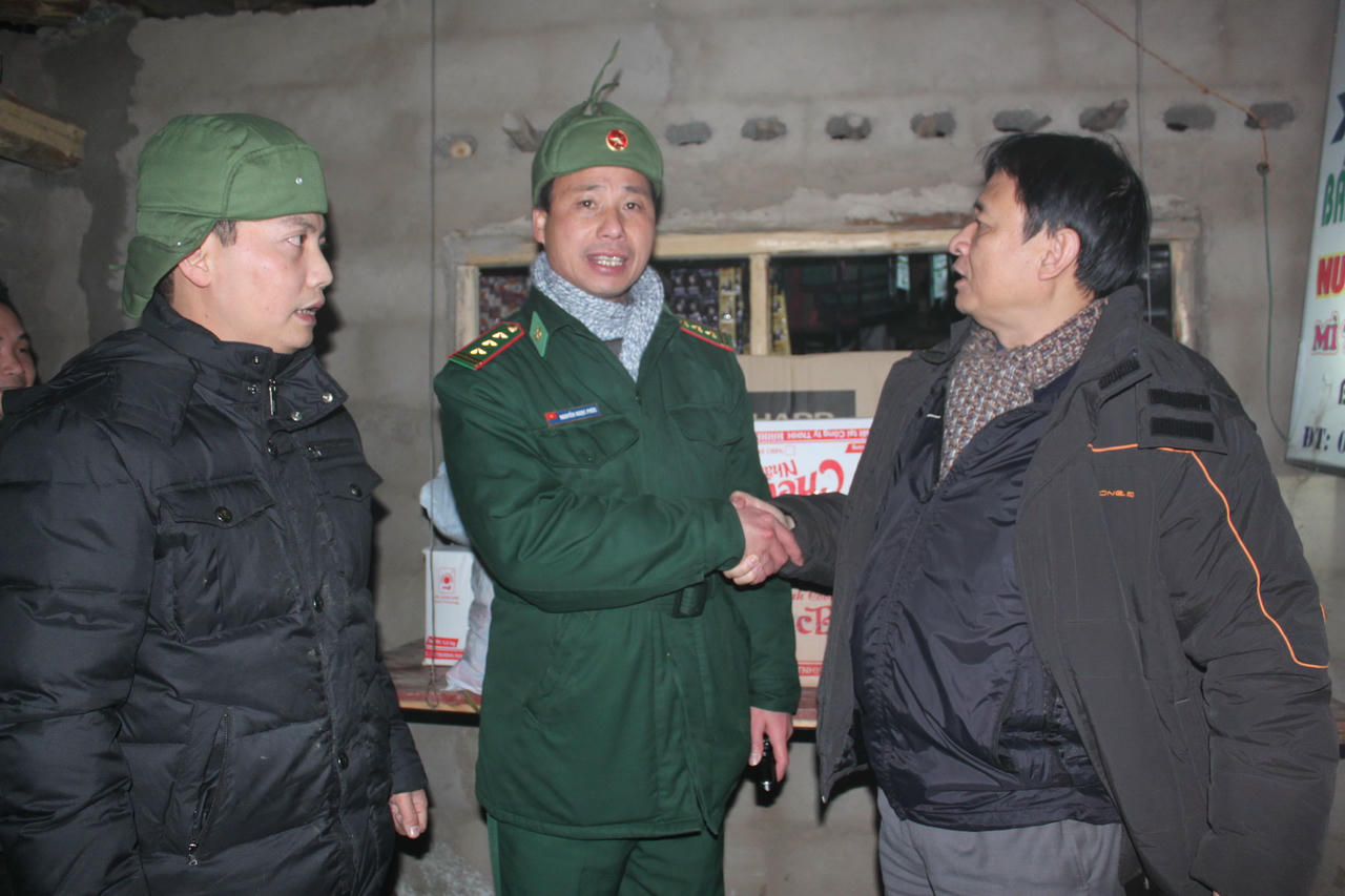 Phó TBT Đặng Ngọc Luyến tặng quà cho đồn biên phòng Săm Pun…