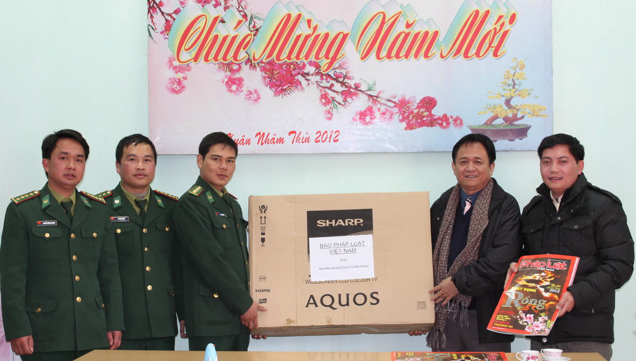 Và trao quà cho đồn biên phòng Lũng Làn
