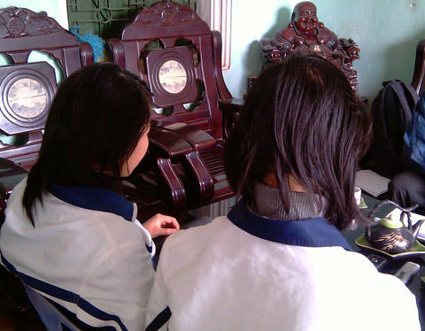 Mái tóc của các nữ sinh bị cắt nham nhở. Ảnh nguồn Internet