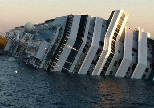 Tàu Costa Concordia bị nghiêng ngoài khơi đảo Isola del Giglio - Ảnh: Telegraph