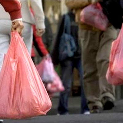 Túi ni-lông là hiểm họa đối với môi trường.