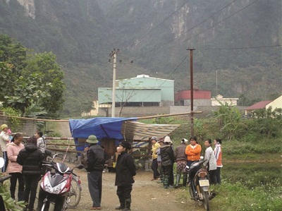 Người dân dựng rào chắn cổng vào Nhà máy chế biến quặng đa kim