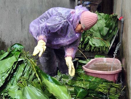 Tết đến, trăm công việc lo toan đổ lên đầu người phụ nữ.