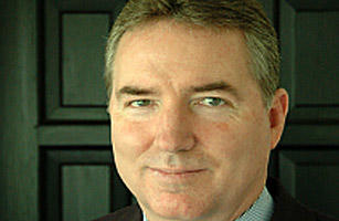 Thẩm phán William Adams.