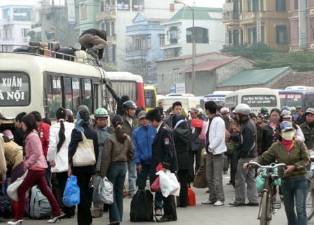 Dòng người đổ về bến xe về quê ăn Tết.