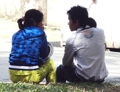 "Vợ chồng" Thảo ngồi nghỉ trong sân tòa trước khi về quê.