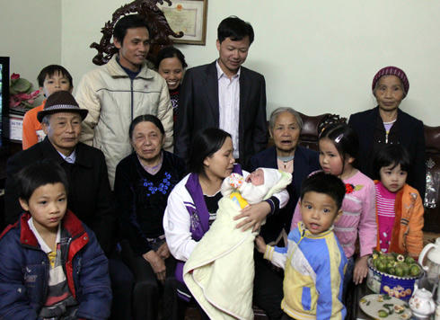 Các thành viên trong gia đình anh Chiều vui vẻ khi tìm lại được bé Hà.