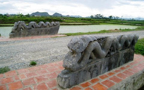 Đôi rồng đá bị cụt đầu hiện nay vẫn được đặt ở trung tâm tòa thành. Hai con rồng nằm song song hai bên đường đi xuyên qua thành nối từ cổng Nam lên cổng Bắc.