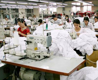 Đúng 7h sáng 28/1, hơn 6.000 công nhân Tổng Công ty Cổ phần Dệt May Nam Định tổ chức  khai máy, đánh dấu ngày làm việc đầu tiên trong năm mới Nhâm Thìn