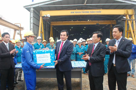 Sáng 24/1 (tức Mùng 2 Tết Nhâm Thìn), Chủ tịch UBND TP.Đà Nẵng Văn Hữu Chiến đã đến thăm, chúc Tết Công ty Cổ phần Cơ khí Xây dựng 121-Cienco1 - đơn vị thi công các hạng mục kết cấu thép thuộc công trình Cầu Rồng