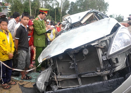 Đầu xe Innova bị bẹp dúm. 