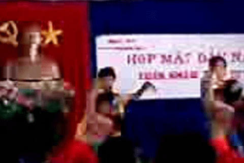 Tiết mục múa phản cảm của các vũ công trong buổi gặp đầu năm.