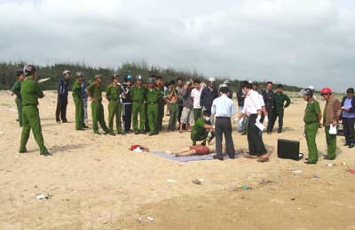 Lực lượng chức năng đang tiến hành khám nghiệm tử thi để tìm ra nguyên nhân cái chết.