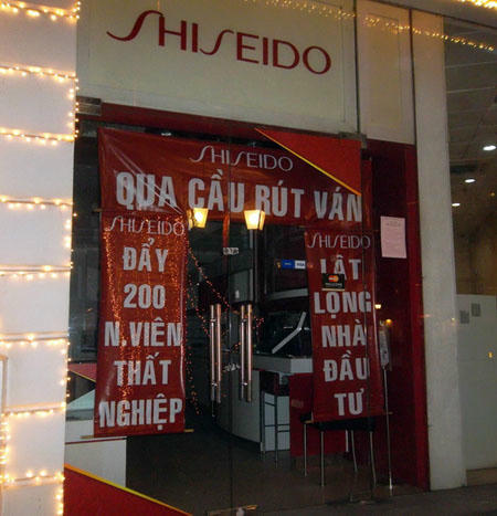 Một cửa hàng mỹ phẩm Shiseido ở TP.HCM bị phong tỏa.