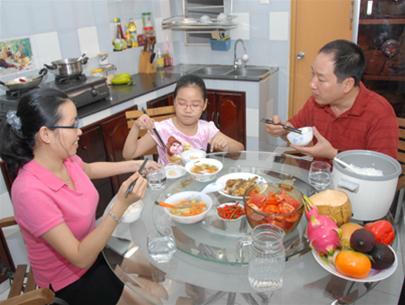 Ăn cơm tối cũng phải chia ca, ông bà ăn trước, bố mẹ,   con cái ăn sau