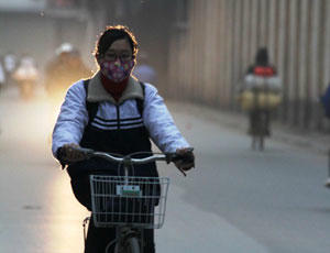 Đổi giờ, nhiều gia đình có con gái học cấp 3 không yên tâm khi để con gái đi lại trên phố lúc tối trời thế này