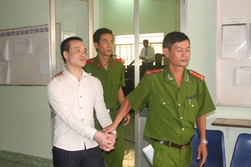 Bị cáo Phan Bá Dũng sau phiên xử.