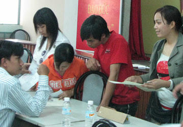 Người lao động đăng ký dự thi tiếng Hàn để sang Hàn Quốc làm việc.