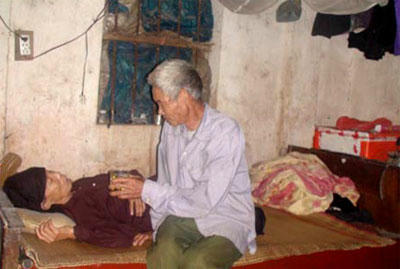 Ông Quý thường xuyên chăm sóc cho bà Chén.