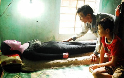 Ông Vân và con trai út ngủ với bức tượng cho là chứa hài cốt bà Sang gần 9 năm nay.