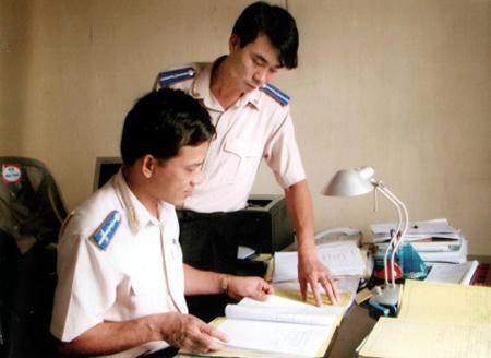 Cán bộ thi hành án trao đổi nghiệp vụ