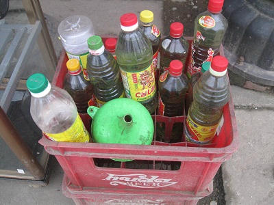 Những điểm bán xăng lẻ như thế này mọc nhan nhản trên các  tuyến quốc lộ tại Thừa Thiên Huế