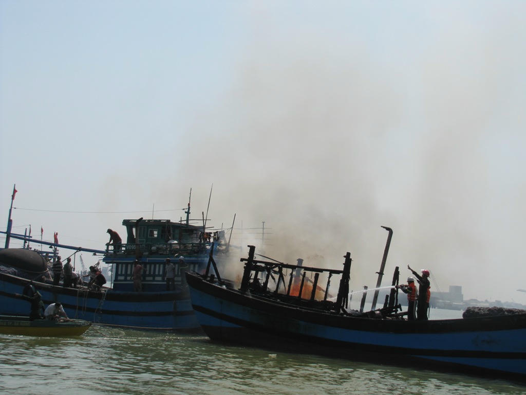 Lực lượng chức năng đang nỗ lực dập lửa.