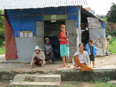  Căn nhà chòi nghèo xơ xác của bố mẹ Ph.