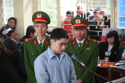 "Sát thủ" Lê Văn Luyện nghe tòa tuyên án.