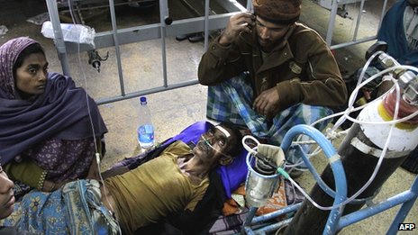 Một người đàn ông bị ngộ độc rượu đang được điều trị.