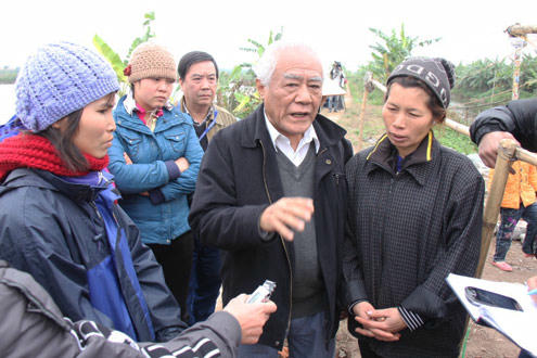 Người nhà ông Vươn đang trông chờ kết quả cuộc họp sáng nay- ảnh MH