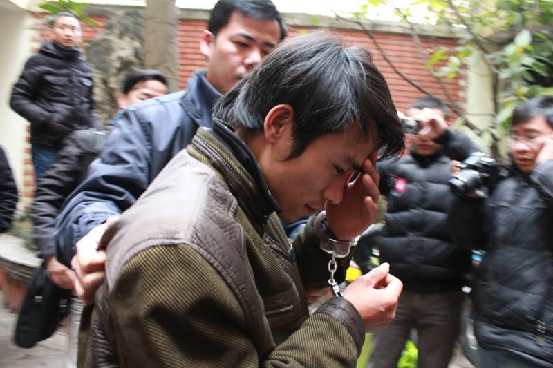 Nói về nguyên nhân gây án, ông Trung cho biết, tại cơ quan công an, Dưỡng khai, nợ bố đẻ khoảng 30 triệu đồng và nợ bố vợ khoảng 3 cây vàng. Đến ngày phải trả, không có tiền nên y sinh ra bí bách. Trên đường đi, Dưỡng đã nhìn thấy tiệm vàng Vững Bắc (Thường Tín, Hà Nội) và nảy sinh ý định cướp vàng.   Theo lời khai ban đầu của Dưỡng về quá trình gây án, khi vào gặp bà chủ tiệm vàng là bà Nguyễn Thị Bắc, bà Bắc hỏi: “Mua vàng hay bán vàng?”, Dưỡng bảo là bán vàng. Bà Bắc trả giá là “43” thì Dưỡng kêu rẻ và xin đi nhờ vệ sinh.  Ngay lúc đó, Dưỡng ôm cổ bà Bắc, rút dao ra và bảo đưa tiền cho Dưỡng không thì sẽ giết. Lúc đó, bà Bắc nói: “Đang vỡ nợ, không có tiền”. Rồi hai bên vật lộn, Dưỡng vật được bà Bắc xuống và rút dao đâm. 