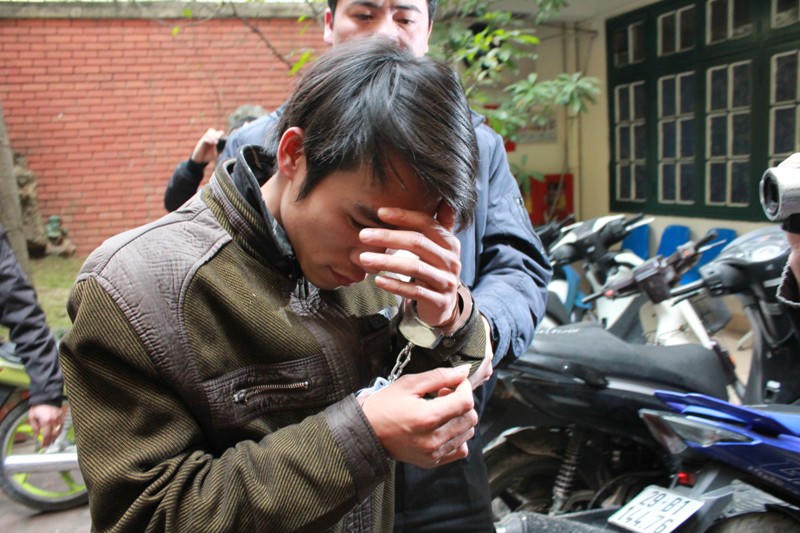 Sau đó, Dưỡng dùng tay đập tủ kính để lấy vàng nhưng tủ kính không vỡ. Sợ quá, Dưỡng liền bỏ trốn về nhà bố vợ Dưỡng ở Đông Hưng, Thái Bình. Tại đây, Dưỡng đã nói với bố vợ là gây án những không nói là gây án gì. Thấy vậy, bố vợ đã đưa Dưỡng sang nhà bố đẻ Dưỡng.  Ở nhà bố đẻ, Dưỡng cũng nói với bố đẻ là mình đã gây án nhưng cũng không nói là gây án gì. Đến hôm sau, Dưỡng mới nói là đã đâm bà chủ hiệu vàng nhưng không biết bà chủ sống chết thế nào.  Đến tối hôm qua (ngày 18/2 – PV), một người chú của Dưỡng đã điện báo cho công an huyện và công an xã. Ngay lập tức, ông Nguyễn Đình Trung đã cho người xuống động viên Dưỡng và đưa ra cơ quan công an đầu thú. Tại cơ quan công an, Dưỡng đã khai nhận hành vi của mình.