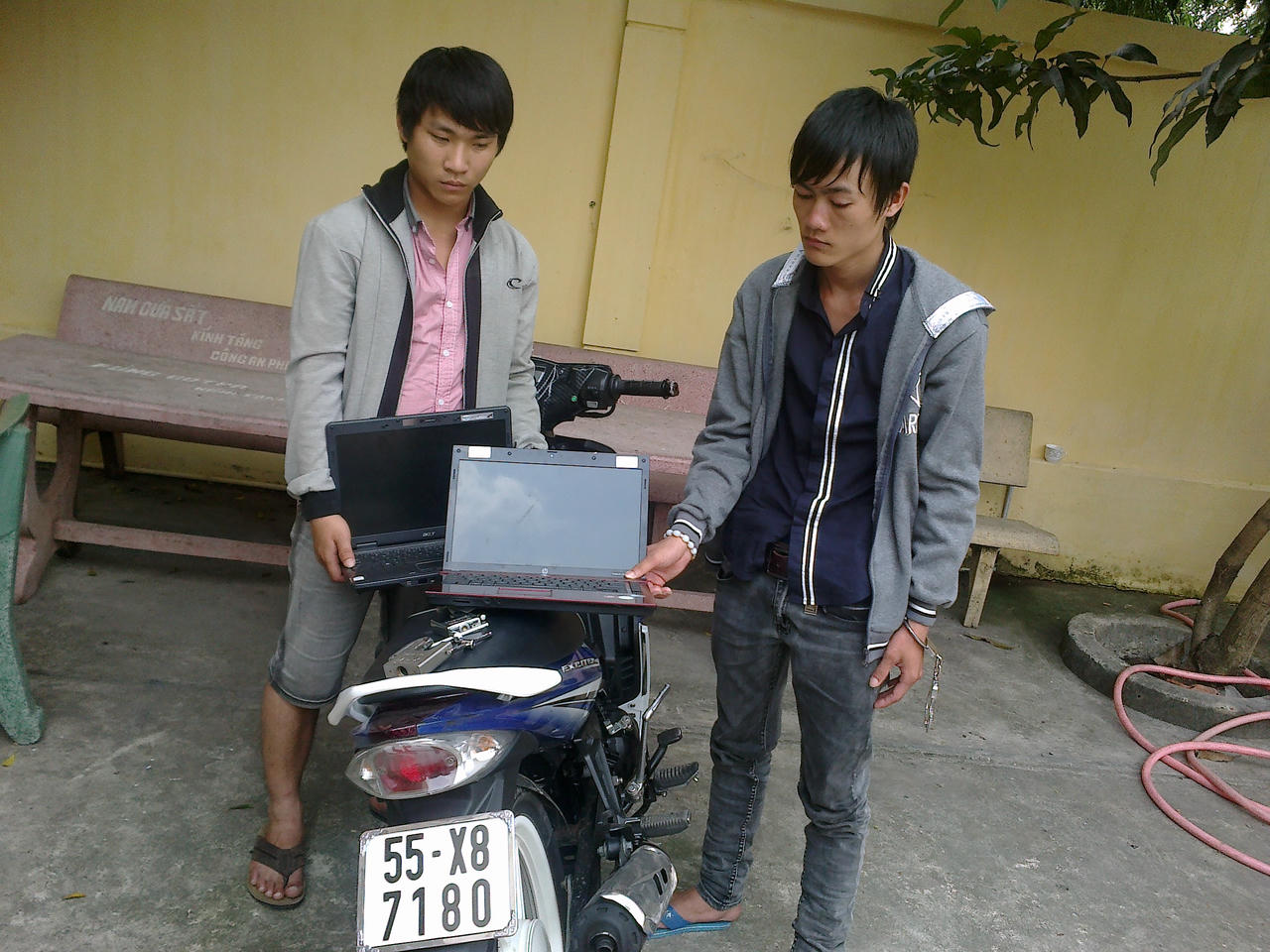 Hai đối tượng cùng tang vật.