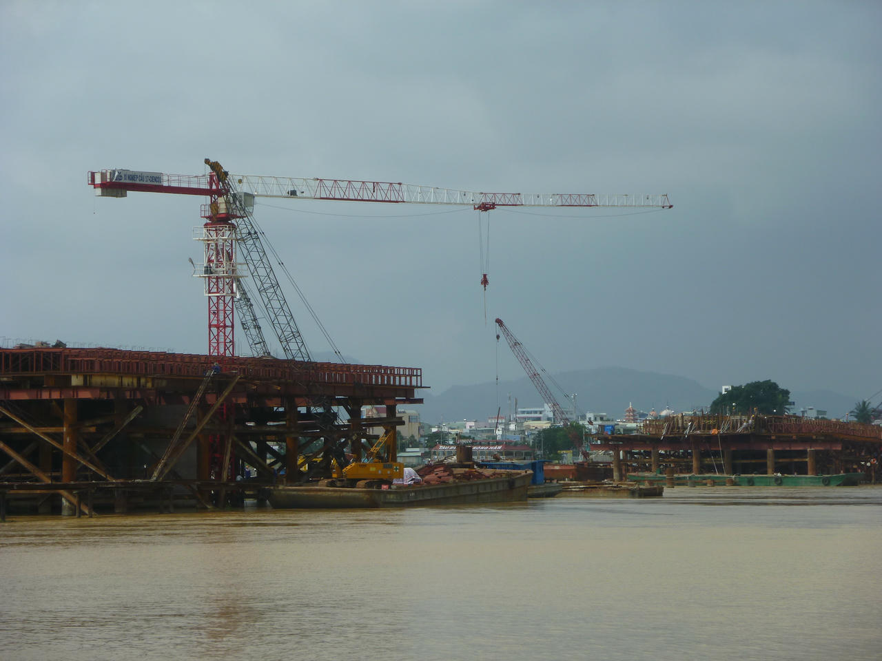 Công trình cầu Rồng bắc qua sông Hàn đang được khẩn trương xây dựng.