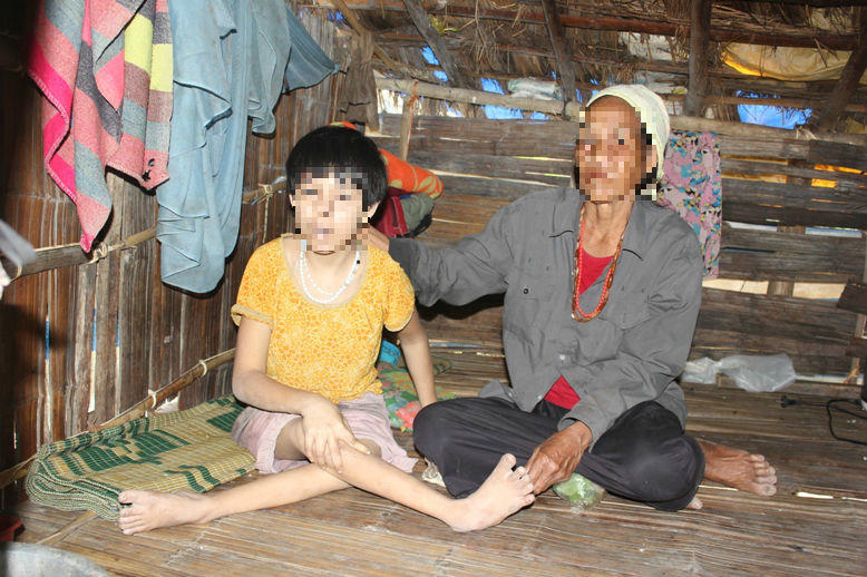 Nạn nhân ngáo ngơ bên một người bà con