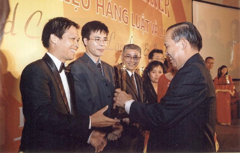 Nguyên Phó Thủ tướng Trương Vĩnh Trọng trao danh hiệu Hãng  luật và Luật sư của năm 2010.  Ảnh: Mạnh Tuấn
