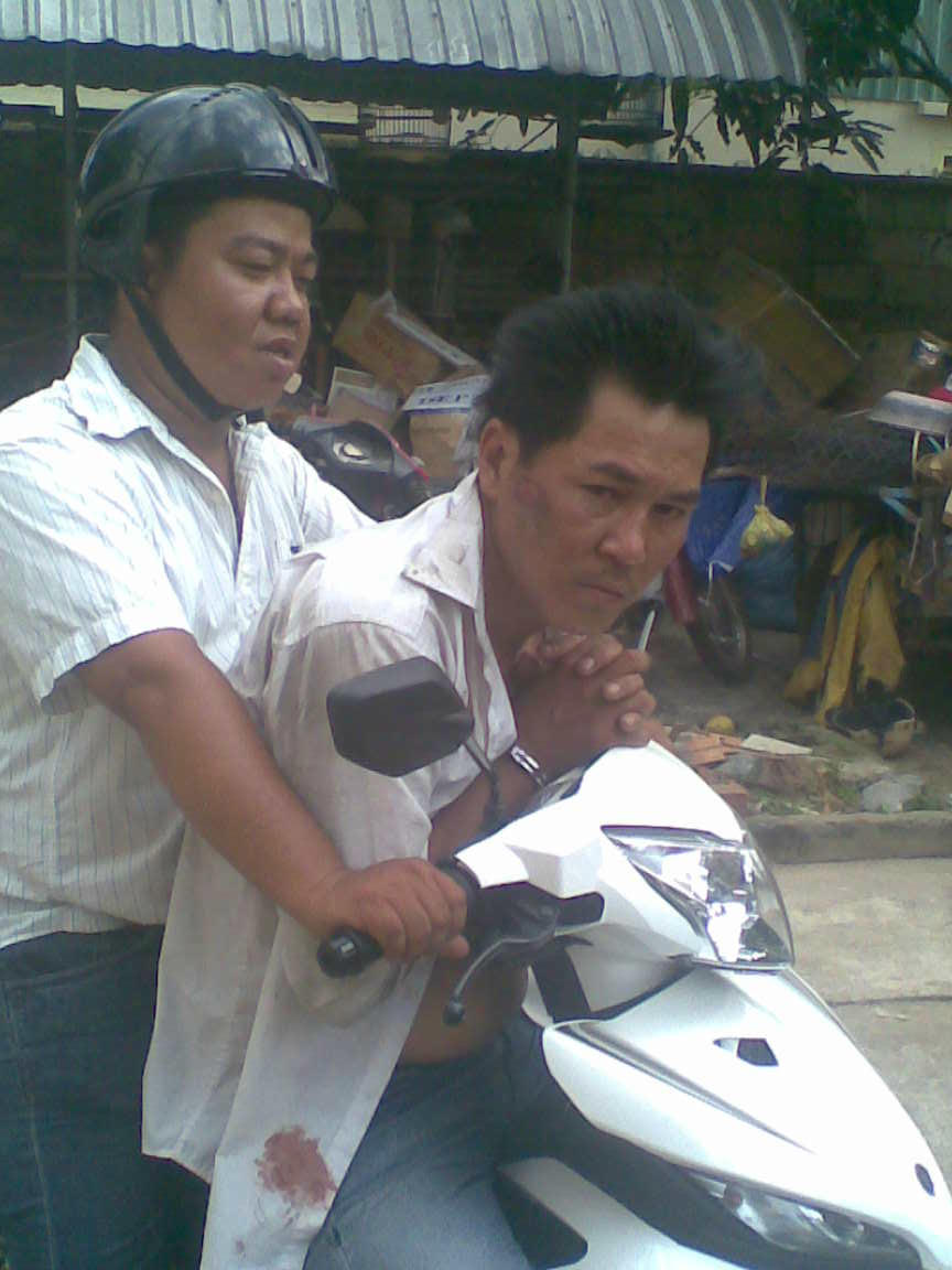 Đối tượng bị giải về cơ quan công an.