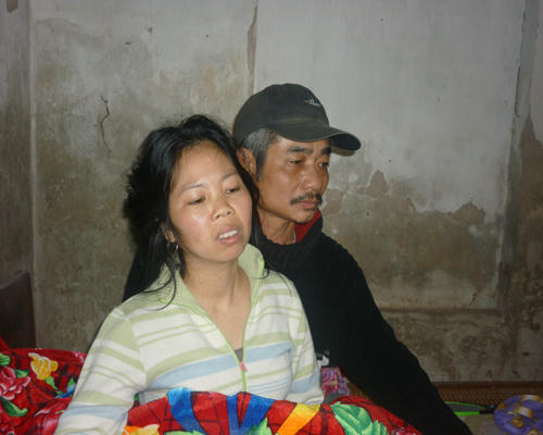 Anh Thắng đỡ vợ dậy khi chị Xoan vừa bị sẩy thai từ bệnh viện về nhà