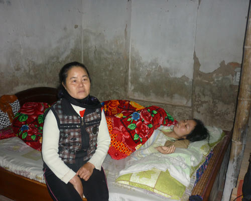 Hàng xóm sang chơi khi nghe tin chị bị sẩy thai