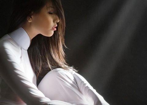 Ảnh trong bộ ảnh áo dài gây tranh cãi của Hoa Hậu Mai Phương Thúy