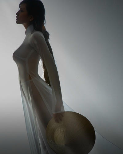 Chính người trong nghề cũng bối rối về sự mong manh giữa nghệ thuật và sự dung tục (ảnh trong bộ ảnh áo dài gây tranh cãi của Hoa hậu Mai Phương Thúy)