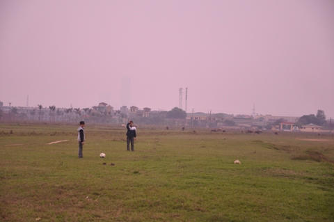 Thanh niên trong làng tranh thủ mượn đất dự án làm sân tập bóng