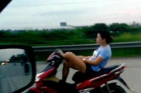 Lái xe bằng chân - một hành vi vừa gây phản cảm  vừa vi phạm nghiêm trọng Luật Giao thông