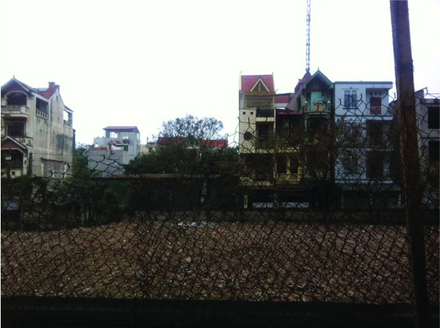 Liệu có thể xây một tòa nhà 30 tầng với 2 tầng hầm để xe trên mảnh đất nhỏ nằm xen kẹt giữa khu dân cư thế này?