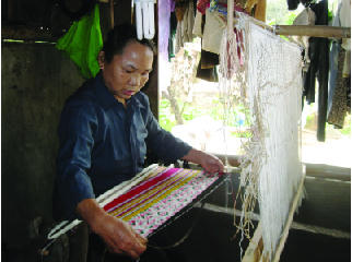 Chị Nga, bản Cỏ Moong, xã Mường Nọc, dệt thổ cẩm để bán lấy tiền hỗ trợ chi phí học tập cho các con.