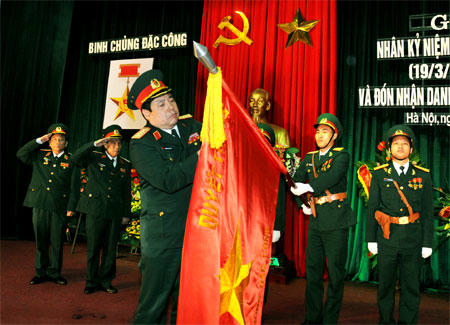 Đại tướng Phùng Quang Thanh gắn Danh hiệu Anh hùng LLVT nhân dân lên Quân kỳ Quyết thắng của Binh chủng Đặc công