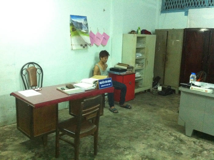 Đối tượng tại cơ quan công an.