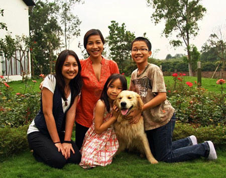 Ca sĩ Mỹ Linh cùng các con.
