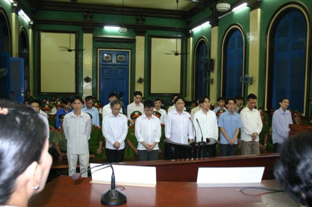 Các bị cáo nghe tuyên án trong một vụ án hình sự.